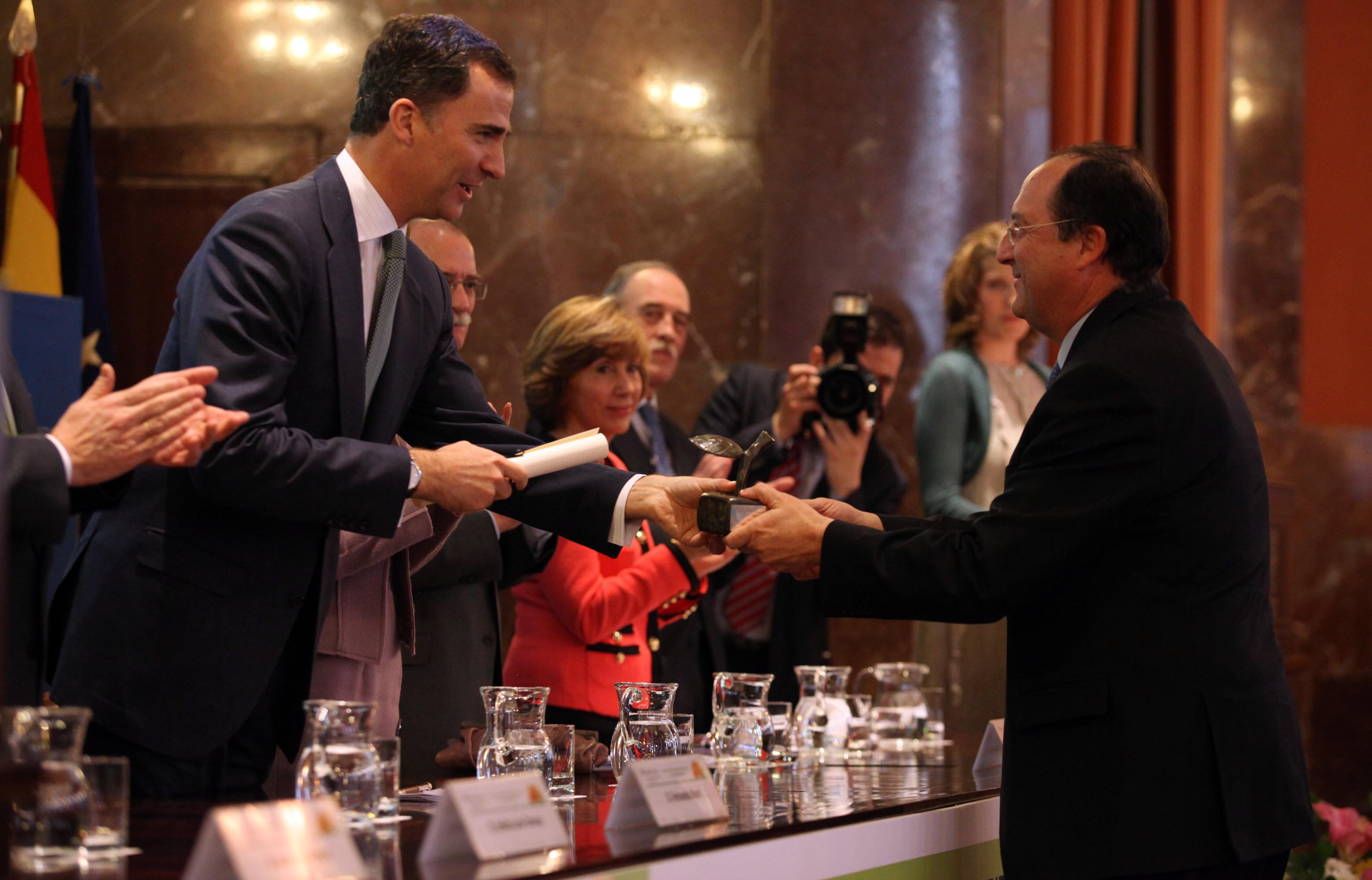 S.A.R. Los Príncipes de Asturias entregan a Carlos Moro el Premio Europeo de Medio Ambiente