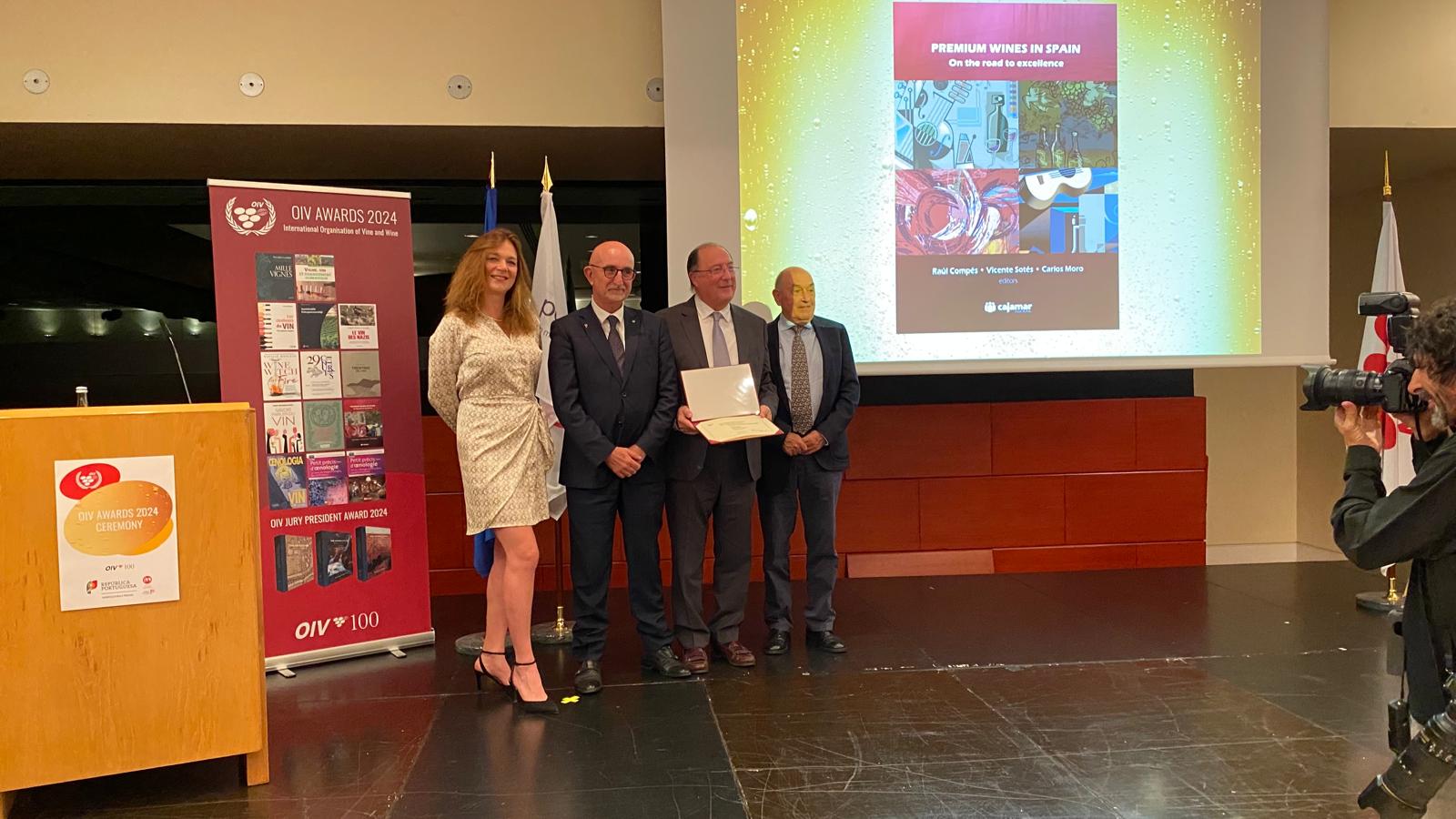 Carlos Moro, Raúl Compés y Vicente Sotés, reciben en Lisboa el prestigioso premio de la OIV por su libro “El vino de alta gama en España”